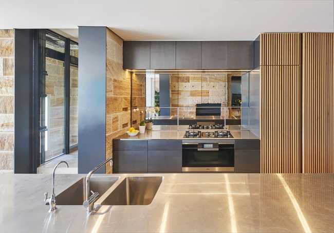 Cucina in metallo e legno
